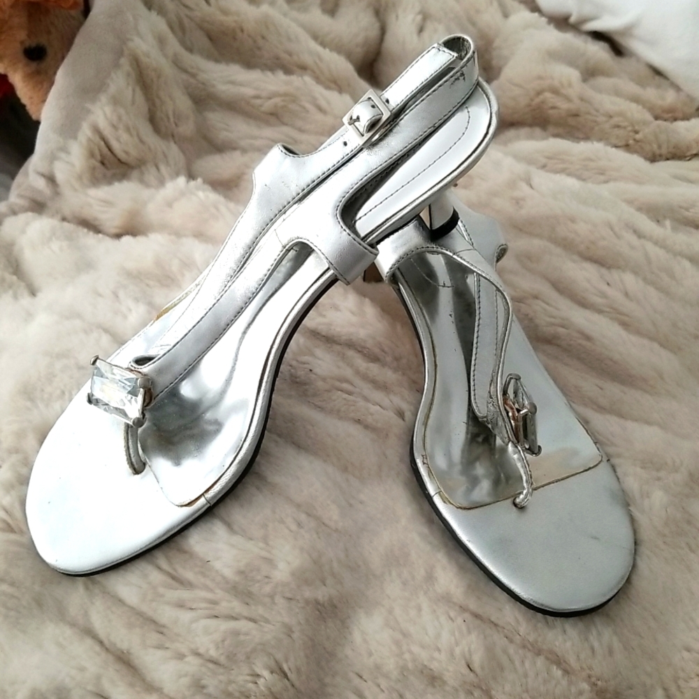 NEVER WORN SILVER METALLIC THONG SANDALS